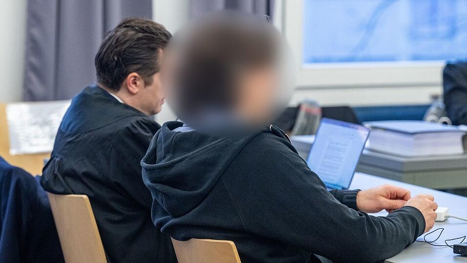 Der Angeklagte im sogenannten Champagner-Prozess sitzt im Verhandlungssaal des Landgerichts Weiden neben seinem Verteidiger.