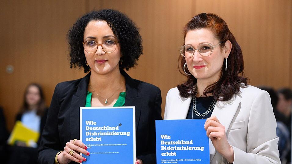 Die Unabhängige Bundesbeauftragte für Antidiskriminierung, Ferda Ataman, sagt: «Das Ausmaß an Diskriminierung ist eine Belastungsprobe für unser Land.» Die Unabhängige Bundesbeauftragte für Antidiskriminierung, Ferda Ataman, sagt: «Das Ausmaß an Diskriminierung ist eine Belastungsprobe für unser Land.»
