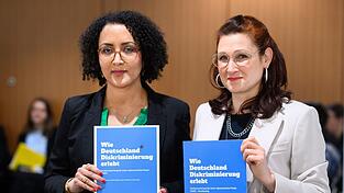 Die Unabh&auml;ngige Bundesbeauftragte f&uuml;r Antidiskriminierung, Ferda Ataman, sagt: &laquo;Das Ausma&szlig; an Diskriminierung ist eine Belastungsprobe f&uuml;r unser Land.&raquo;