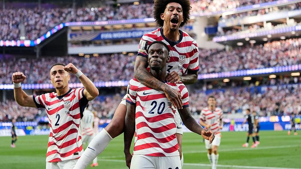 Die USA feiern einen perfekten WM-Start. Die USA feiern einen perfekten WM-Start.
