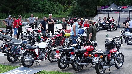 Motorräder der Kultmarke 'Morini' belagerten am Wochenende das Freizeitzentrum.