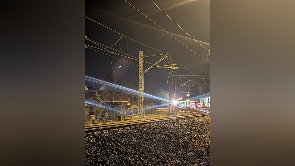 Die Oberleitung hing bis auf den Boden hinab, weshalb ein Böschungsbrand ausgelöst wurde.