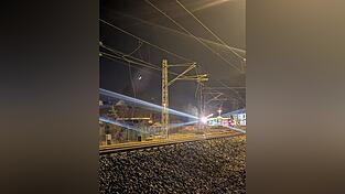 Die Oberleitung hing bis auf den Boden hinab, weshalb ein Böschungsbrand ausgelöst wurde.