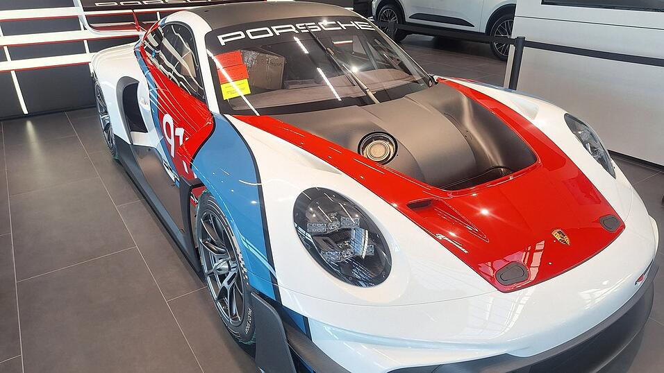 Schon die Lackierung ist etwas ganz Besonderes - und die Scheinwerfer. Schon die Lackierung ist etwas ganz Besonderes - und die Scheinwerfer.