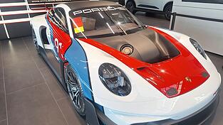 Schon die Lackierung ist etwas ganz Besonderes - und die Scheinwerfer. Schon die Lackierung ist etwas ganz Besonderes - und die Scheinwerfer.