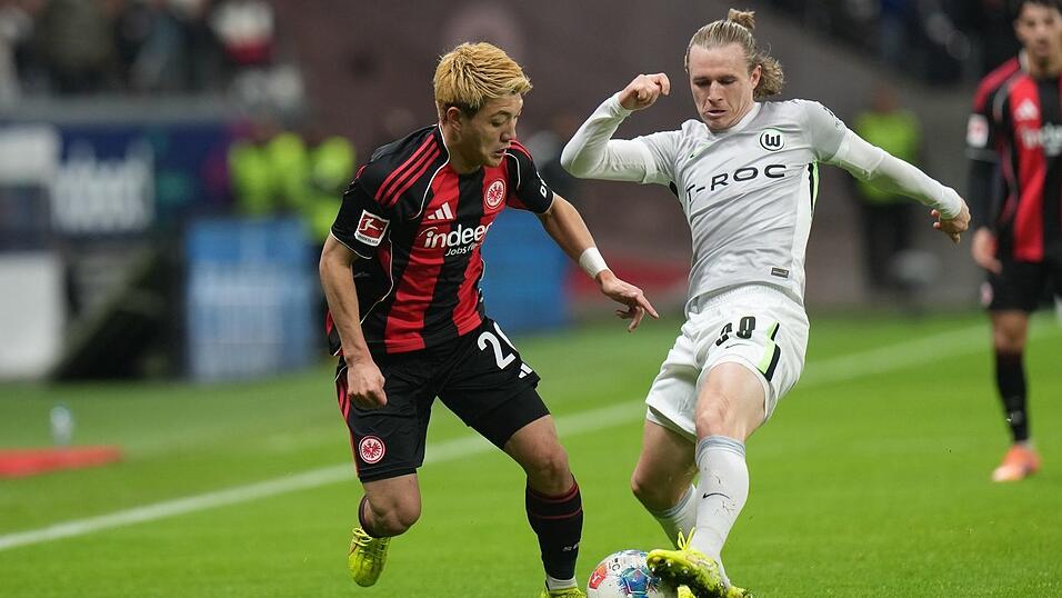Lieferten sich eine umkämpfte Partie: Eintracht Frankfurt um Ritsu Doan (l) und der VfL Wolfsburg um Patrick Wimmer (r). Lieferten sich eine umkämpfte Partie: Eintracht Frankfurt um Ritsu Doan (l) und der VfL Wolfsburg um Patrick Wimmer (r).