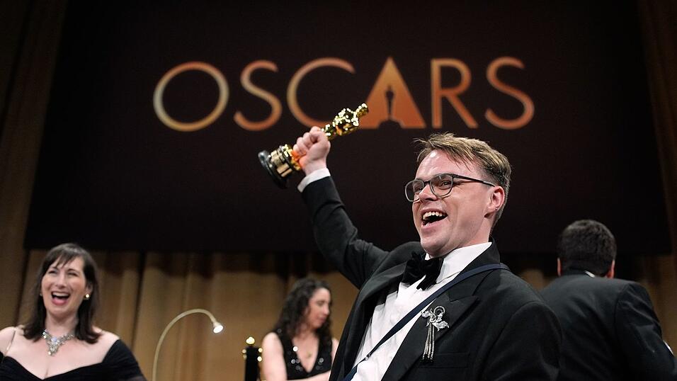 Der Oscar, den Talankin hier voller Stolz in die Luft h&auml;lt, ging auf dem Weg nach Frankfurt verloren. (Archivbild)