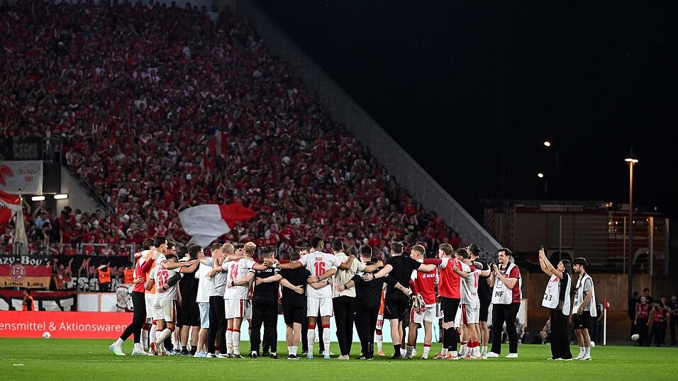 Mit Kampfgeist und Zusammenhalt will RWE in die 2. Bundesliga. Mit Kampfgeist und Zusammenhalt will RWE in die 2. Bundesliga.