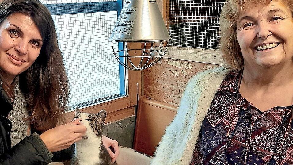 Klaudija Marjanovic (links) mit Beatrice Lang in der Pflegestelle mit dem 'Oberschmuser' Lucky.