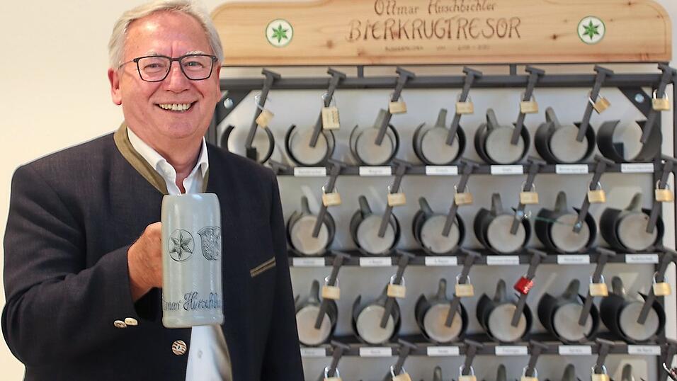 Ottmar Hirschbichler im Bräuhof vor seinem persönlichen Bierkrugtresor: Mit diesem Geschenk haben ihm Wegbegleiter einen Wunsch erfüllt. Die Inhaber der Bierkrügerl treffen sich zum Stammtisch. Auch für Minister Hubert Aiwanger, der zur Eröffnung des Bräuhofs in Wallersdorf weilte, wäre ein Krug reserviert. Hirschbichler hofft, dass er bald vorbeischaut. Ottmar Hirschbichler im Bräuhof vor seinem persönlichen Bierkrugtresor: Mit diesem Geschenk haben ihm Wegbegleiter einen Wunsch erfüllt. Die Inhaber der Bierkrügerl treffen sich zum Stammtisch. Auch für Minister Hubert Aiwanger, der zur Eröffnung des Bräuhofs in Wallersdorf weilte, wäre ein Krug reserviert. Hirschbichler hofft, dass er bald vorbeischaut.