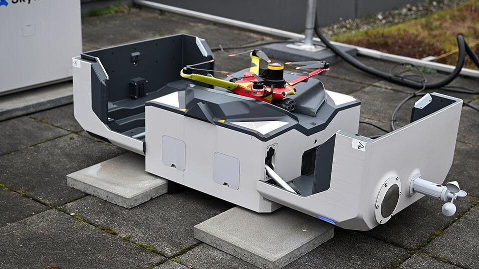 Sie harren in Dockingstations auf zwei Münchner Wachen auf ihre Einsätze.