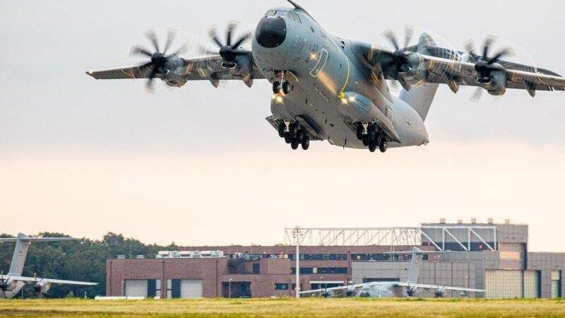 Der letzte Flug der Luftbrücke für deutsche Staatsbürger und gefährdete Ortskräfte könnte nach Informationen der Deutschen Presse-Agentur demnach bereits am Freitag organisiert werden. Der letzte Flug der Luftbrücke für deutsche Staatsbürger und gefährdete Ortskräfte könnte nach Informationen der Deutschen Presse-Agentur demnach bereits am Freitag organisiert werden.
