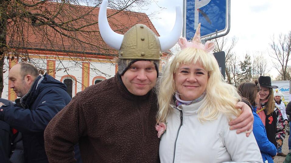 Viele Faschings-Fans haben sich am Samstag den Umzug in Langenbach angesehen. Viele Faschings-Fans haben sich am Samstag den Umzug in Langenbach angesehen.