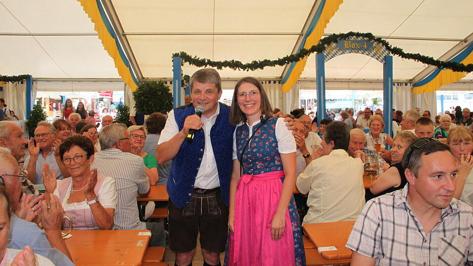 Bäff zusammen mit Bürgermeisterin Andrea Probst.