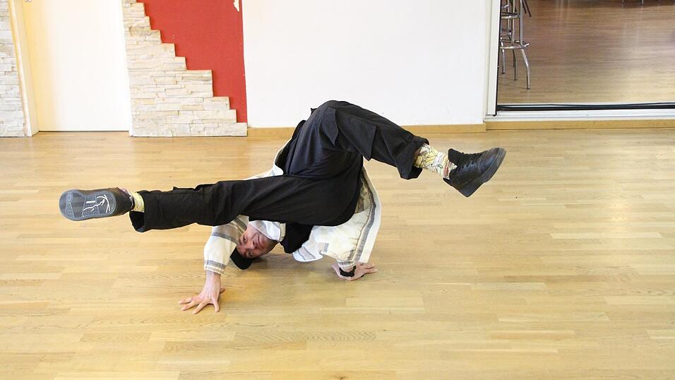 Von Standardtänzen über Hip-Hop bis Breakdance: Der Tanzlehrer bringt seinen Schülern im Unterricht die verschiedenen Tanzstile bei. Von Standardtänzen über Hip-Hop bis Breakdance: Der Tanzlehrer bringt seinen Schülern im Unterricht die verschiedenen Tanzstile bei.
