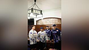WIE IN ALTEN ZEITEN! Der EV Landshut geht in einem stylischen Retro-Trikot ins Derby bei den Starbulls Rosenheim. Damit erinnern die Dreihelmenstädter an die erfolgreiche Zeit der Landshut Cannibals in den 90er-Jahren und beteiligen sich gleichzeitig am Retro-Spieltag des Erzrivalen von der Mangfall. Am 28. Dezember wird dann am Gutenbergweg der große Retro-Tag des EVL gefeiert. Jakob Mayenschein (von links), Blake Bennett, Yannick Wenzel und Alex Dersch schlüpften vorab schon mal in die weißen Auswärts- respektive in die blauen Heim-Leiberl.