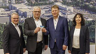 Die Betriebsleitung von Infineon Regensurg (v.l.n.r): Markus Brunnbauer, Jürgen Winterer, Jörg Recklies und Erika Bauer. Die Betriebsleitung von Infineon Regensurg (v.l.n.r): Markus Brunnbauer, Jürgen Winterer, Jörg Recklies und Erika Bauer.