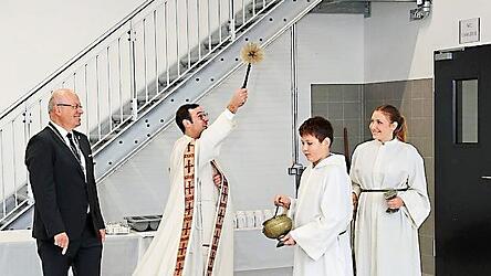 Pfarrer Bernhard Pastötter erteilte dem Haus und den Räumen den kirchlichen Segen.