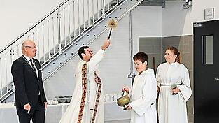 Pfarrer Bernhard Pastötter erteilte dem Haus und den Räumen den kirchlichen Segen.