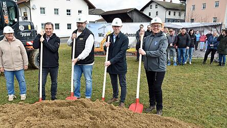 Beim symbolischen Spatenstich vereint: (v.l.) Martina Segerer, Klaus Eichendorf, Stefan Segerer, Sven Reichelt und B&uuml;rgermeisterin Sabine Steinlechner.