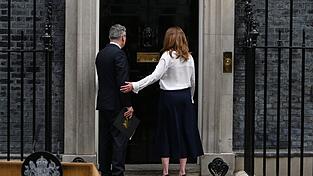 Der britische Premierminister Keir Starmer (links) und seine Frau Victoria (rechts) nach der Rücktrittsankündigung. Der britische Premierminister Keir Starmer (links) und seine Frau Victoria (rechts) nach der Rücktrittsankündigung.