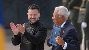 Die EU hat der Ukraine für ihren Kampf gegen den russischen Angriffskrieg weitere Rüstungshilfen in Milliardenhöhe genehmigt. Die EU hat der Ukraine für ihren Kampf gegen den russischen Angriffskrieg weitere Rüstungshilfen in Milliardenhöhe genehmigt.