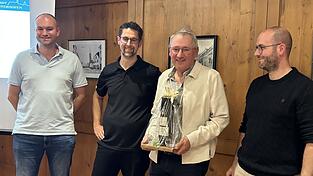 Einen 25 Jahre alten Whiskey überreichten die neuen Vorsitzenden (v.l.) Tobias Merzbach, Fabian Ammer und Stadtmarketing-Referent Benjamin Alber an Siegfried Liebl, der 25 Jahre an der Spitze des Vereins stand. Einen 25 Jahre alten Whiskey überreichten die neuen Vorsitzenden (v.l.) Tobias Merzbach, Fabian Ammer und Stadtmarketing-Referent Benjamin Alber an Siegfried Liebl, der 25 Jahre an der Spitze des Vereins stand.