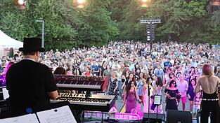 &Uuml;ber 3.000 Zuschauer erlebten am Freitag im K&ouml;tztinger Kurpark eine tolle Show der Caf&eacute; Zinnober Big Band.