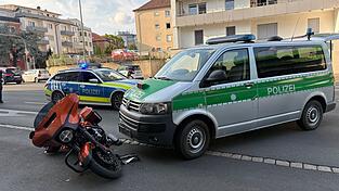 Der Motorradfahrer wurde nach der Kollision mit einem Polizeifahrzeug festgenommen. Der Motorradfahrer wurde nach der Kollision mit einem Polizeifahrzeug festgenommen.