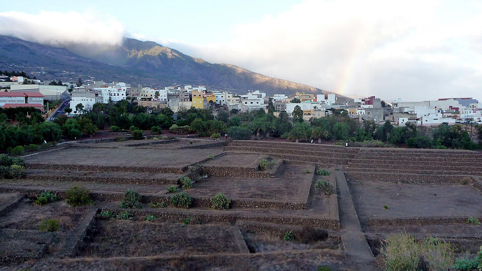 Teneriffa - Dorf und Regenbogen. Teneriffa - Dorf und Regenbogen.