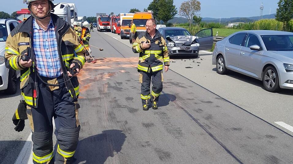 Der zweite Unfall mit drei Autos passierte direkt bei der Anschlussstelle Kirchroth. Im Einsatz waren die Feuerwehren Wörth und Wiesent.