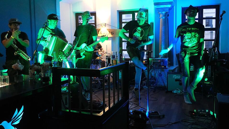 Partykl&auml;nge und z&uuml;nftige Kapellen, f&uuml;r jeden Nachtschw&auml;rmer in Tracht war etwas dabei.