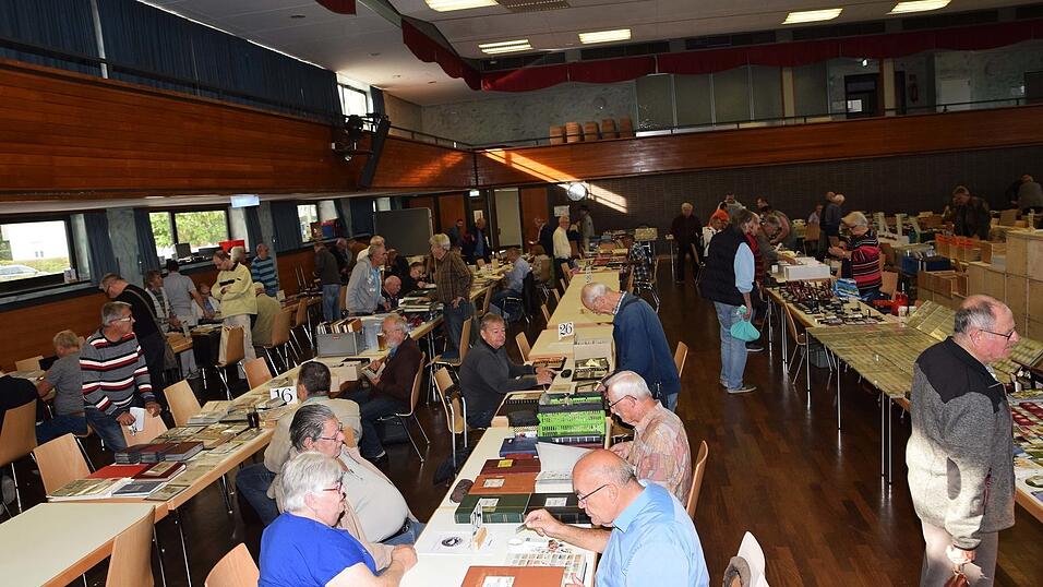 Blick über den Großtauschtag für Briefmarken, Münzen und Ansichtskarten in der Moosburger Stadthalle am vergangenen Sonntag. Blick über den Großtauschtag für Briefmarken, Münzen und Ansichtskarten in der Moosburger Stadthalle am vergangenen Sonntag.