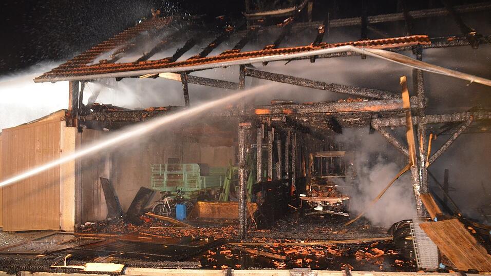 Stundenlang stemmten sich die Einsatzkräfte gegen die Flammen. Stundenlang stemmten sich die Einsatzkräfte gegen die Flammen.