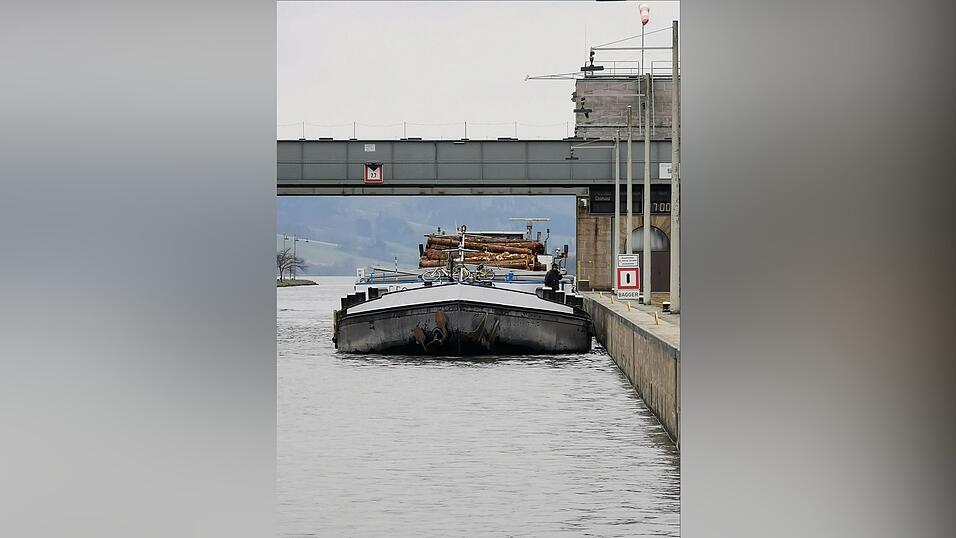 Vor dem Bug eines Schiffes kann der Kapitän andere Boote und Paddler oft nicht wahrnehmen.