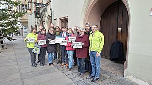 Die Spenden-Initiatorinnen Iris Haas und Elke März-Granda (vorne, Dritte und Sechste von links) mit einem Teil der Spender und Mitarbeitern der Umweltstation vor dem Rathaus. Zur Spendenübergabe ist auch dritter Bürgermeister Thomas Haslinger erschienen (vorne, Fünfter von links), der auch Vorsitzender des Umweltsenats ist.