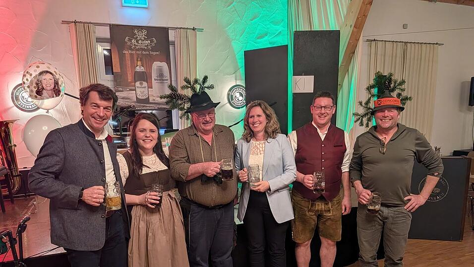 Die Politiker ließen sich bereitwillig derblecken. Die Politiker ließen sich bereitwillig derblecken.