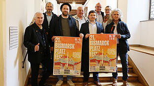 Pr&auml;sentierten das Programm des 21. Bismarckplatzfestes: (von links) Organisator Lothar Reichwein, Fritz Brunner, Bj&ouml;rn Rautenberg, Festwirt Christian Buchner, Oberb&uuml;rgermeister Thomas Haslinger, Klaus Kreitmeier (Landshuter Brauhaus), Veronika Buchner (Zuckerm&auml;use) und Bernhard Seyller, Gesch&auml;ftsf&uuml;hrer der Messe Landshut