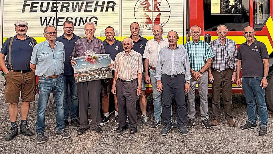 Die F&uuml;hrungskr&auml;fte zeichneten die verdienten Mitglieder f&uuml;r ihren langj&auml;hrigen Einsatz aus.