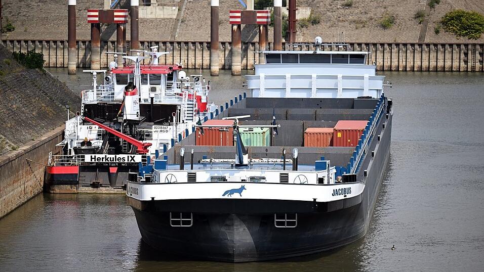 Die Pegelst&auml;nde im Rhein in NRW wie hier in Duisburg fallen weiter