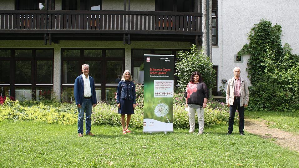 Johanna Schmid (Zweite von links) arbeitet seit 1. Juli als Koordinatorin beim Hospizdienst der Caritas. Gesch&auml;ftsf&uuml;hrer Andreas Jordan (links), der ehrenamtliche Leiter Ferdinand Schwarzfischer und die Koordinatorin Andrea Macht hei&szlig;en Schmid willkommen.