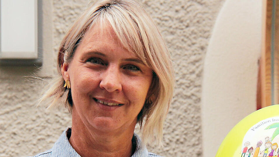 Gute Idee für Familien: Tatjana Hofmann von der Familieninsel der Stadt ruft zum Spielplatz-Hopping in Eigeninitiative auf. Die Touren-Pläne inklusive Belohnungstüten gibt es in der Friedhofstraße 12. Die Aufgaben sind seit Montag auf laminierten Plakaten auf den Spielplätzen zu finden. Gute Idee für Familien: Tatjana Hofmann von der Familieninsel der Stadt ruft zum Spielplatz-Hopping in Eigeninitiative auf. Die Touren-Pläne inklusive Belohnungstüten gibt es in der Friedhofstraße 12. Die Aufgaben sind seit Montag auf laminierten Plakaten auf den Spielplätzen zu finden.