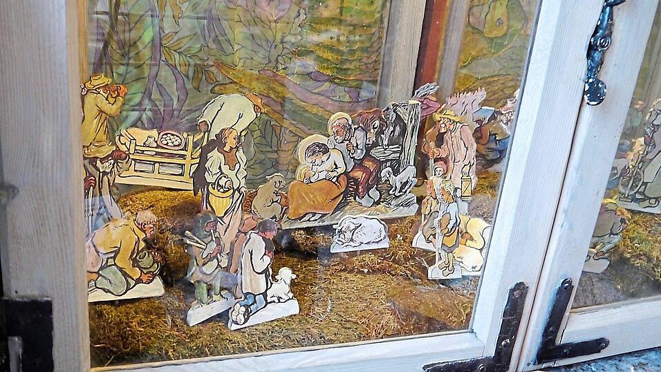 Papierkrippe im Waldlerhaus-Fenster. Diese Krippen zeigten zuerst in die Wohnung, ab dem 'Steffl-Tag' dann ins Freie. Papierkrippe im Waldlerhaus-Fenster. Diese Krippen zeigten zuerst in die Wohnung, ab dem 'Steffl-Tag' dann ins Freie.
