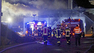 Der Technikbau der Brauerei brannte bereits lichterloh, als die Einsatzkräfte eintrafen. Der Technikbau der Brauerei brannte bereits lichterloh, als die Einsatzkräfte eintrafen.