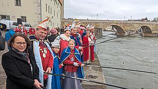 Oberbürgermeisterin Gertrud Maltz-Schwarzfischer (von links) wusch mit Präsident Erich Lichtl, den Prinzenpaaren und den Garden der Narragonia Geldbörsen in der Donau. Oberbürgermeisterin Gertrud Maltz-Schwarzfischer (von links) wusch mit Präsident Erich Lichtl, den Prinzenpaaren und den Garden der Narragonia Geldbörsen in der Donau.
