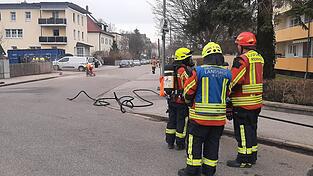 Der Einsatz sollte nach einer ersten Einsch&auml;tzung von&nbsp;Stadtbrandrat Sebastian &Ouml;llerer bis etwa 11.30 Uhr dauern. Tats&auml;chlich konnte schon gegen 10.30 Uhr Entwarnung gegeben werden.&nbsp;