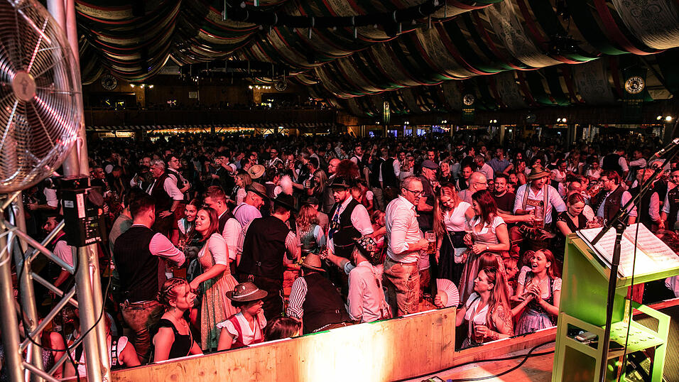 Echte Blasmusikfans lie&szlig;en sich auch den zweiten Auftritt in Folge am Dienstagabend nicht entgehen.