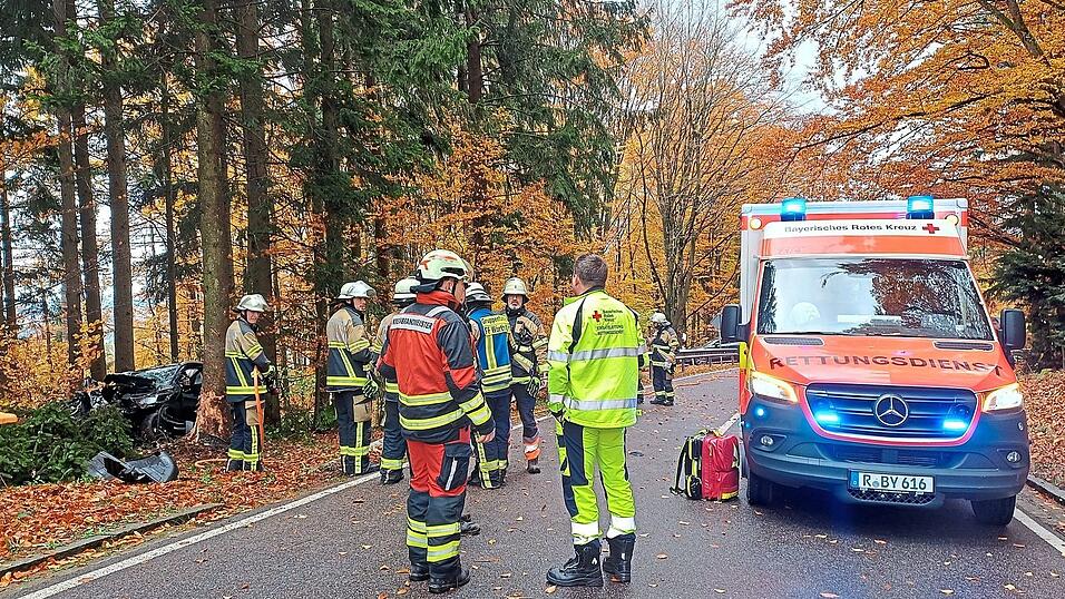 Bei einem Verkehrsunfall auf der Kreisstraße R7 bei Weihern wurde eine Frau schwer verletzt. Ein Rettungshubschrauber flog sie ins Krankenhaus. Bei einem Verkehrsunfall auf der Kreisstraße R7 bei Weihern wurde eine Frau schwer verletzt. Ein Rettungshubschrauber flog sie ins Krankenhaus.