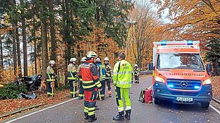Bei einem Verkehrsunfall auf der Kreisstraße R7 bei Weihern wurde eine Frau schwer verletzt. Ein Rettungshubschrauber flog sie ins Krankenhaus.