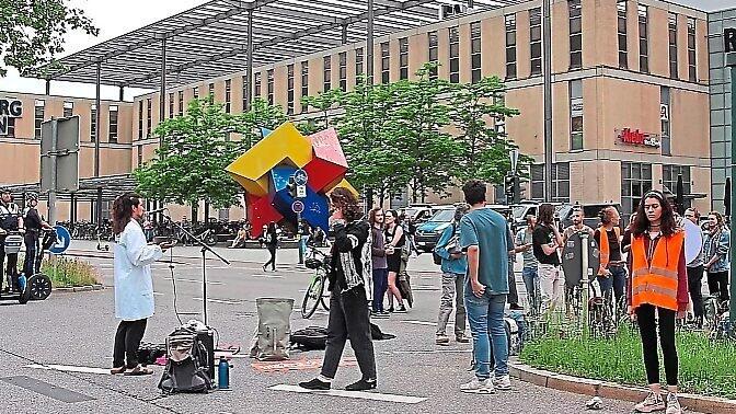 Klimaaktivisten vor den Arcaden.